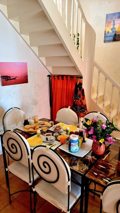 Chez coumbis Bed & Breakfast Gorée Exterior foto